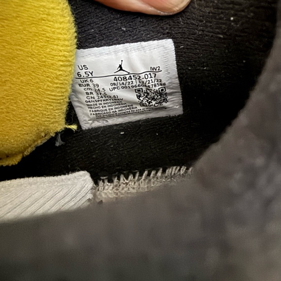 Jordan 4 Retro Thunder Black Yellow GS Size 6.5Y / Women’s 8 - Picture 7 of 7